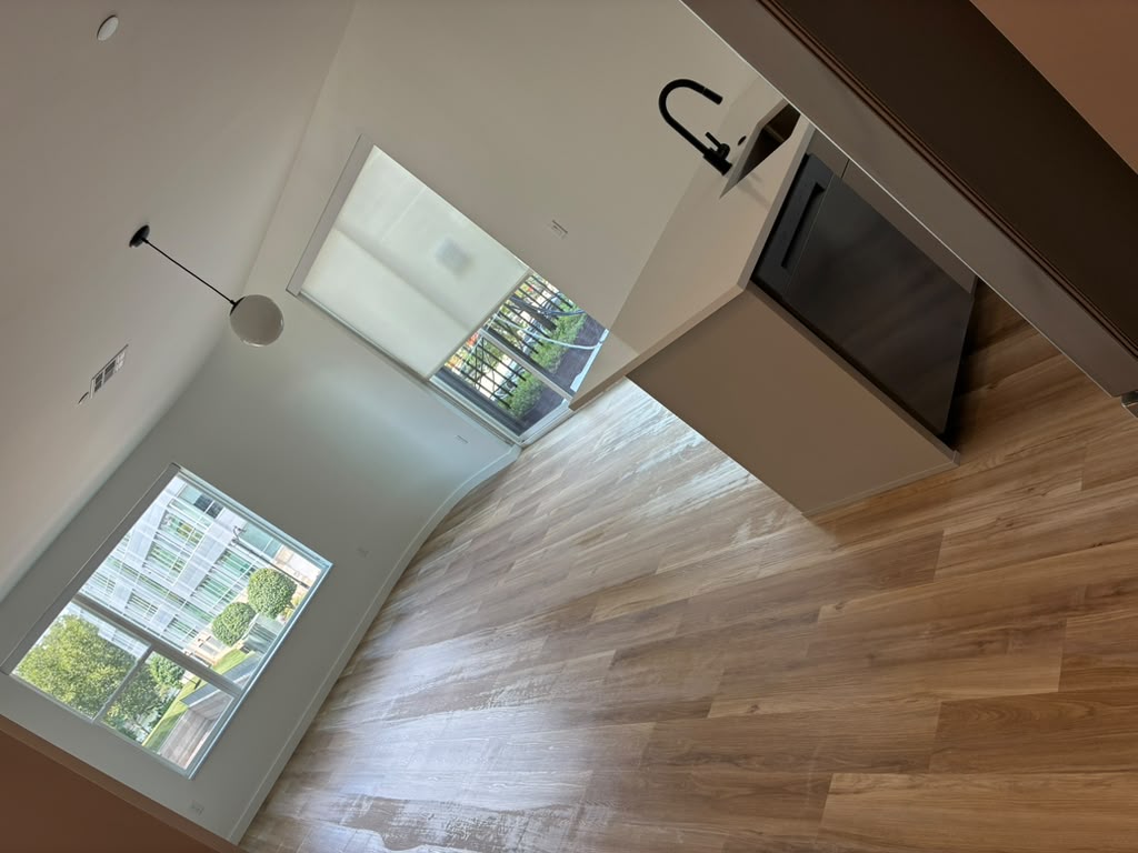 Sala y cocina entregadas completamente limpias tras obra fina